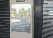 Les plaques des docteurs Céline SURREL et Fabien MENDOLA