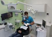 Le Dr Fabien MENDOLA en salle de soin