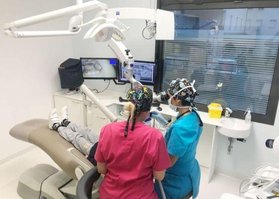 Le Dr Céline SURREL et Jessica en salle de soin