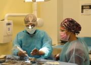 Le Dr SURREL et Carla en salle opératoire : Cabinet dentaire du Revard